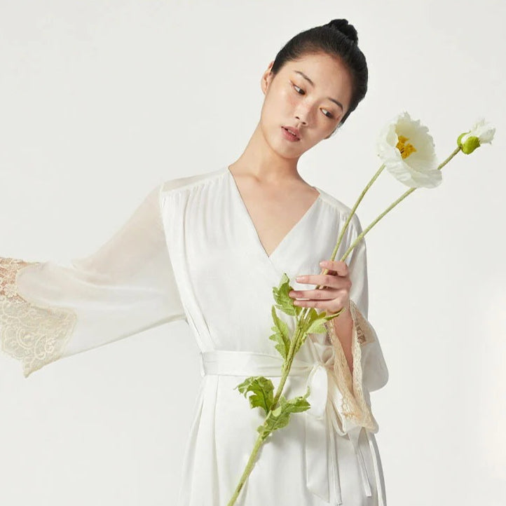 SuuSilk 19 Momme Lace-Trim Silk Robe – Pearl White