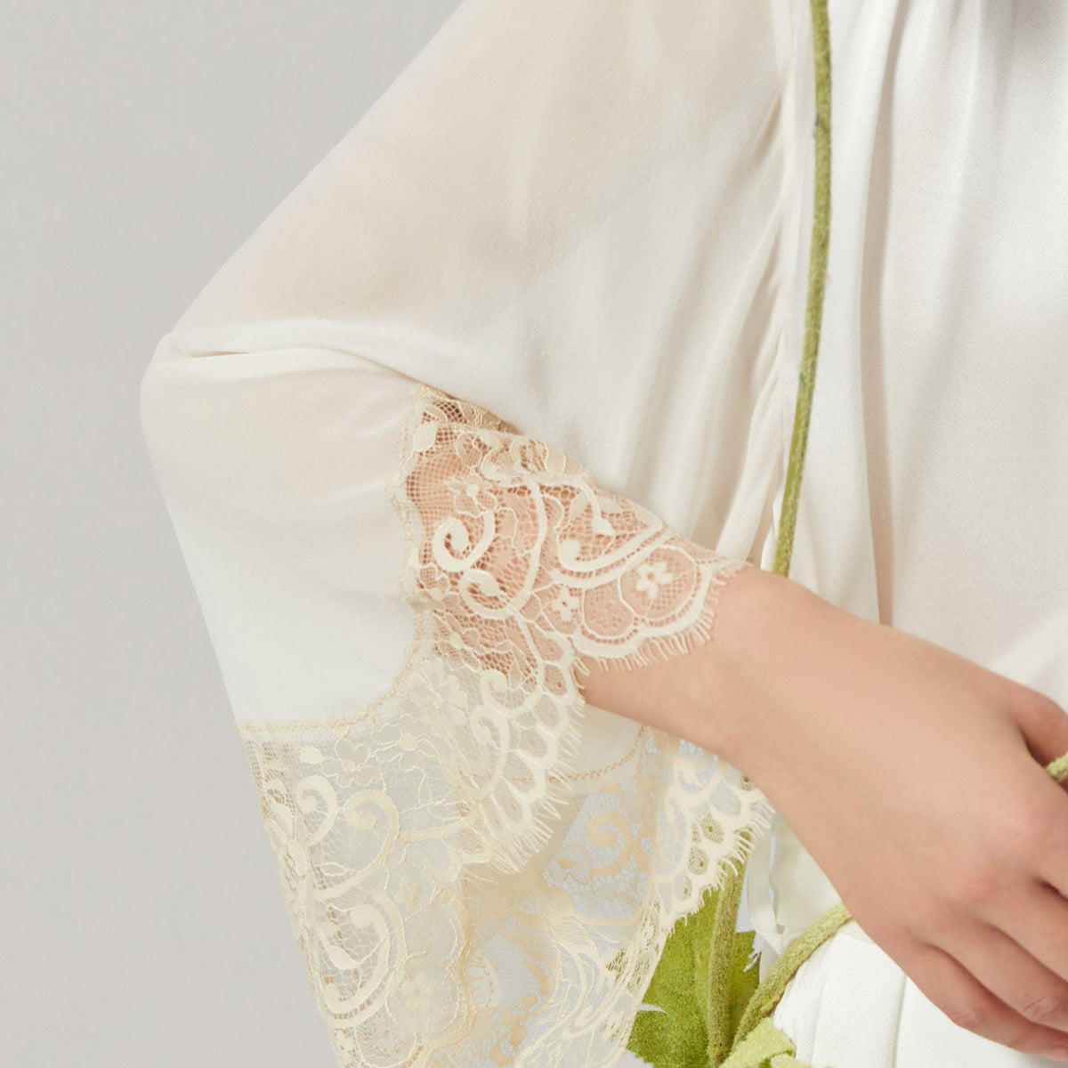 SuuSilk 19 Momme Lace-Trim Silk Robe – Pearl White
