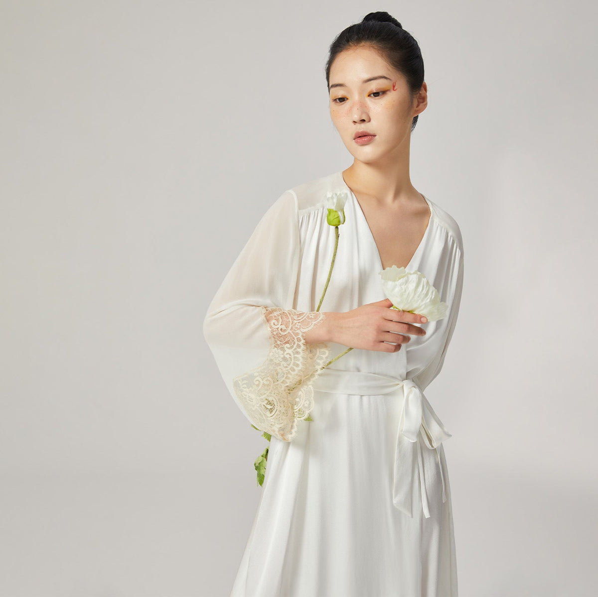 SuuSilk 19 Momme Lace-Trim Silk Robe – Pearl White