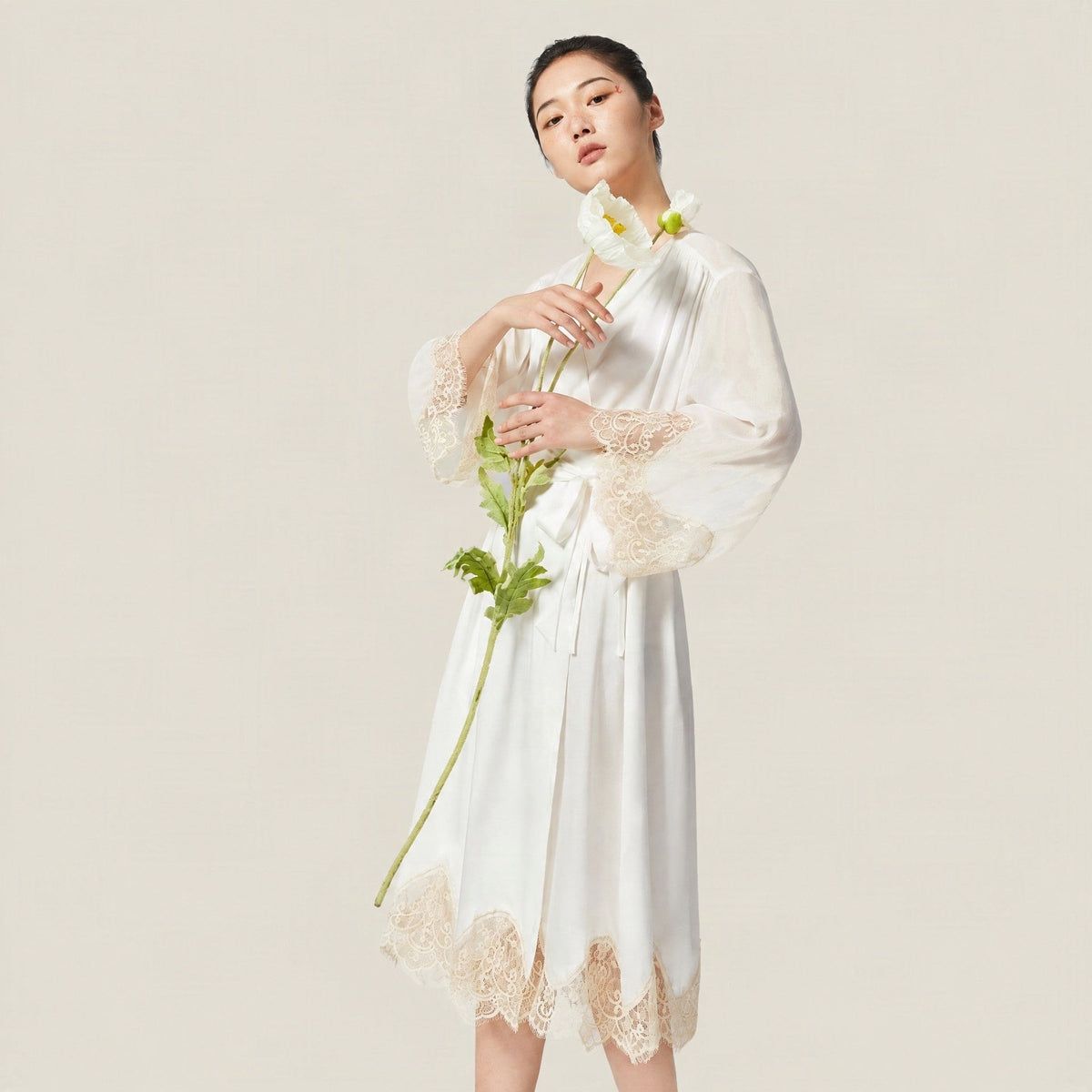 SuuSilk 19 Momme Lace-Trim Silk Robe – Pearl White
